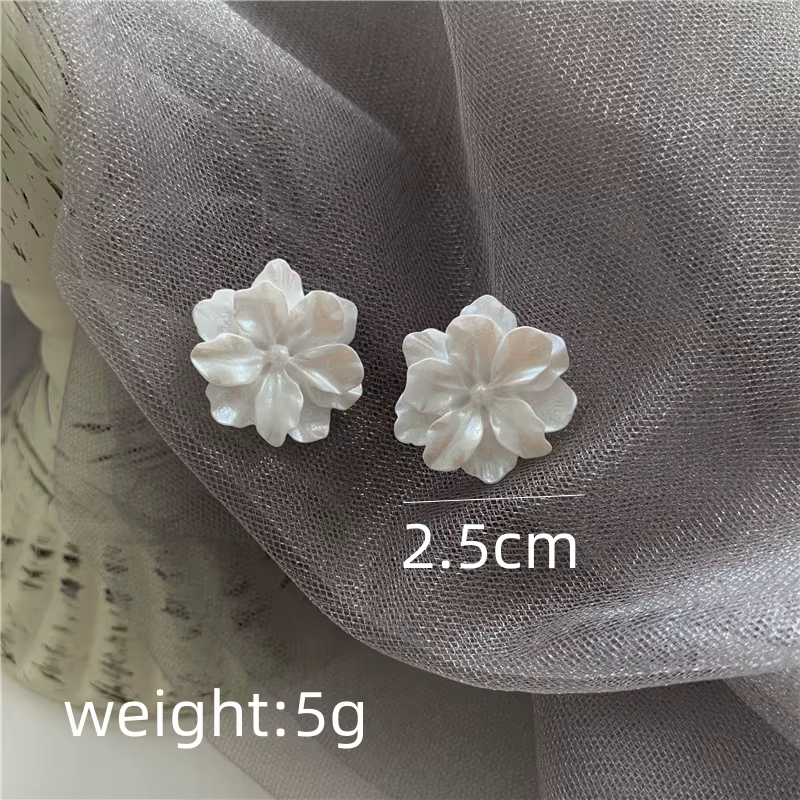 Grande fleur de camélia blanche