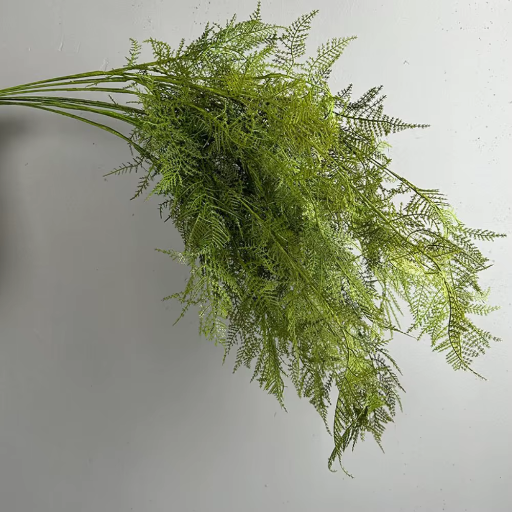 Grandes branches de plantes artificielles en fougère