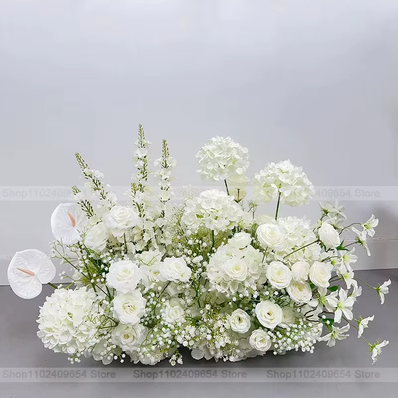 Composition florale au sol de roses blanches