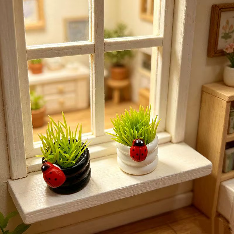 Ornement de plante miniature en pot avec coccinelle