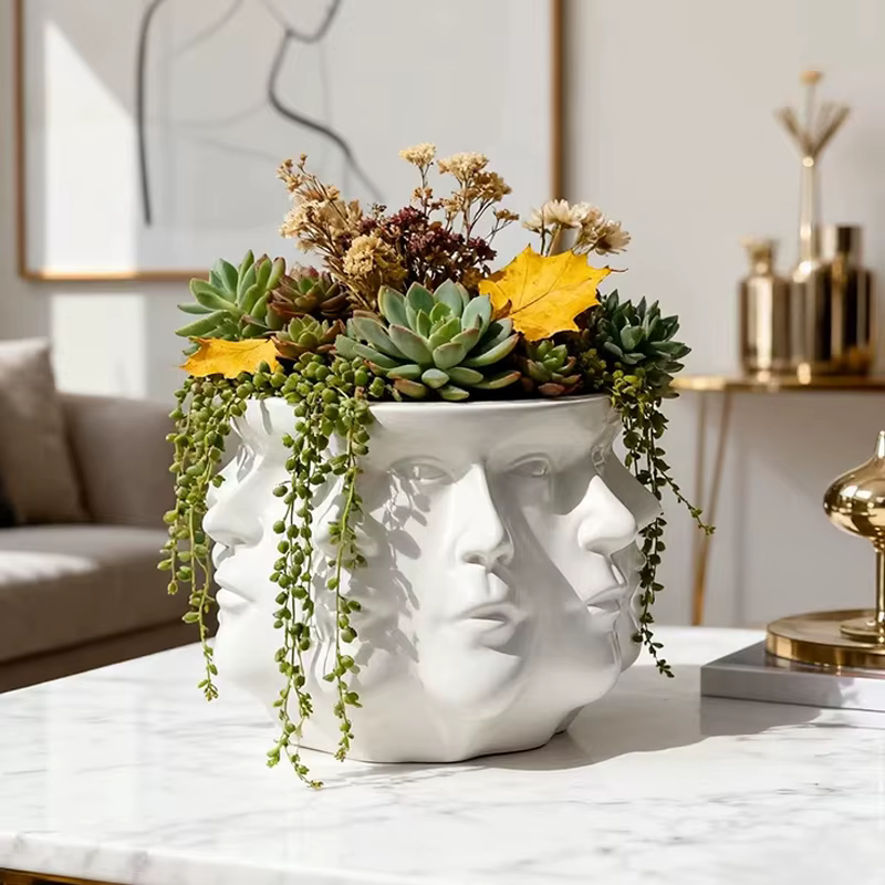 Pot de fleurs abstrait multi-facettes