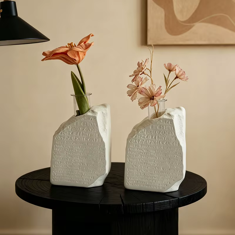 Vase en résine inspiré de la pierre de Rosette
