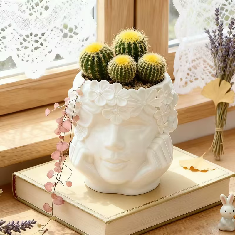Pot de fleurs en résine décoré de fleurs