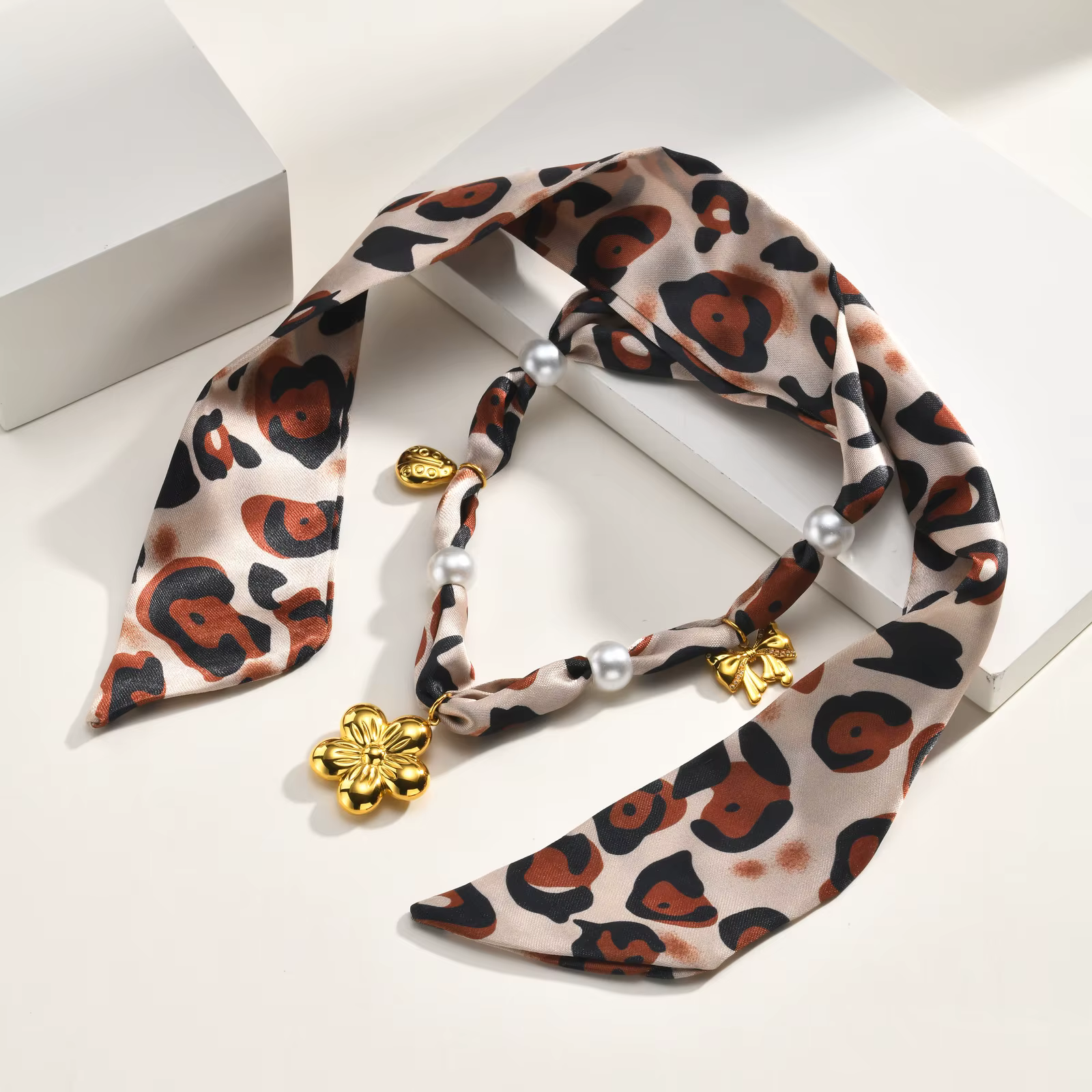 Collier en perles avec ruban léopard pour femmes, breloque florale plaquée or 18 carats, accessoire de mode vintage français
