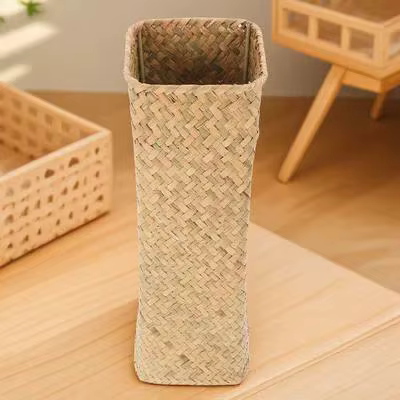 Vase à fleurs en paille tressée