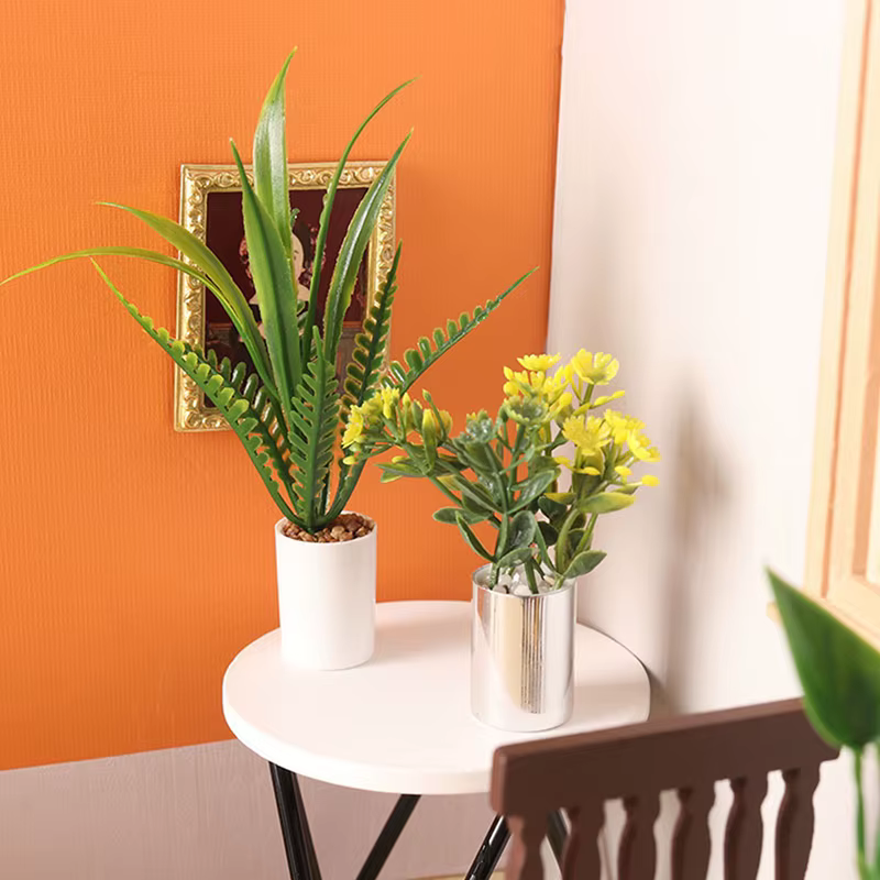 Plante miniature en pot pour maison de poupée