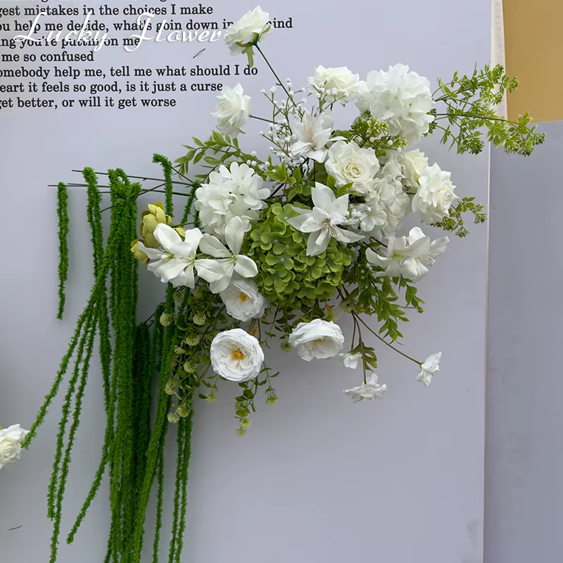Décoration de mariage avec fleurs artificielles blanches et vertes