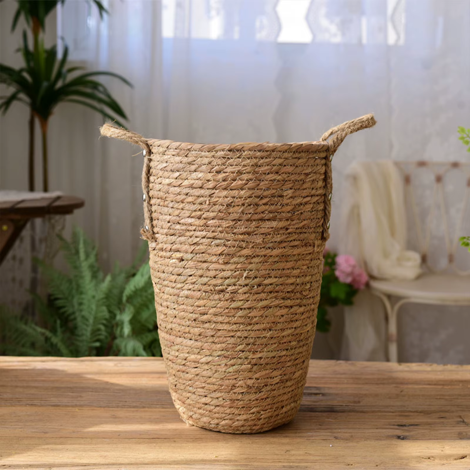 Panier de fleurs tissé