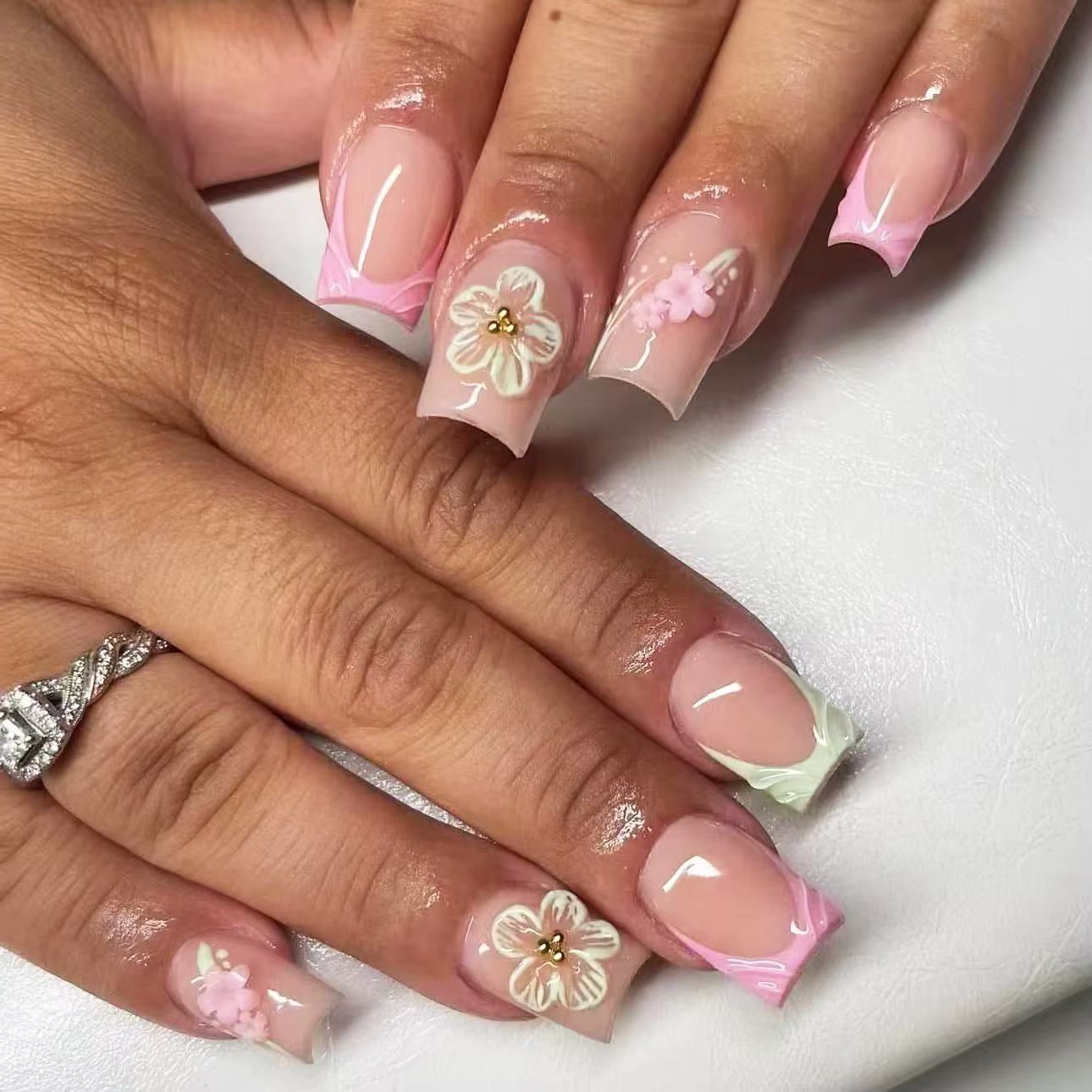 Faux ongles 3D pour femmes et filles, style français, blanc, rose, vert, bordure embossée, fleurs, bandes, printemps été, pose facile.