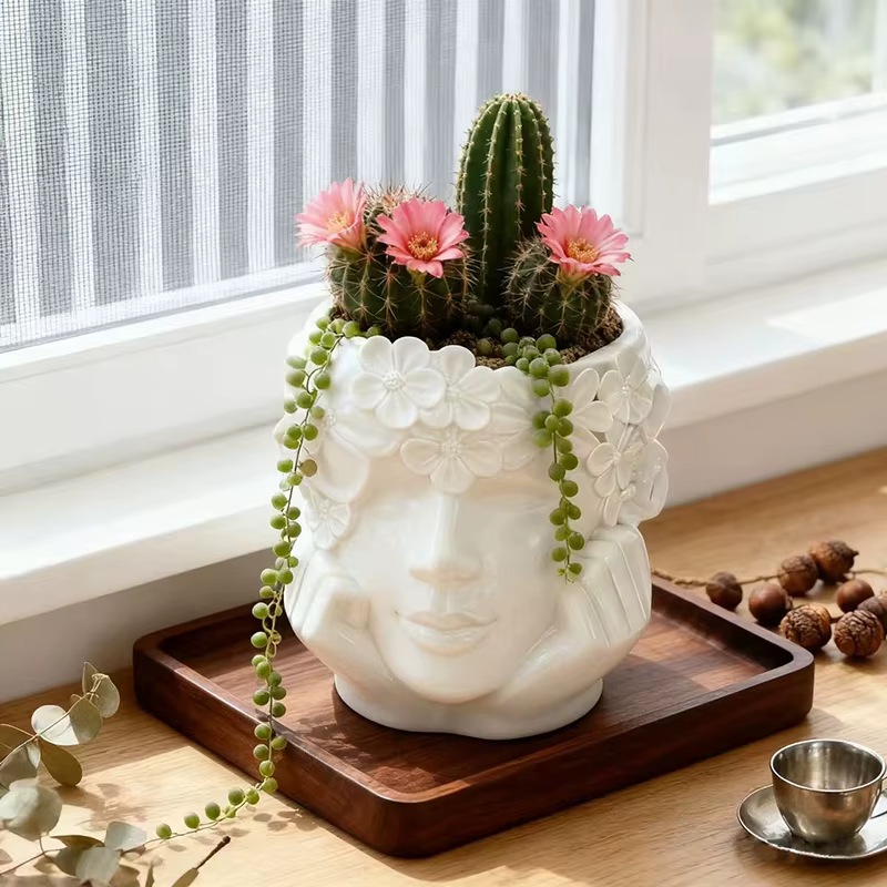 Pot de fleurs en résine décoré de fleurs