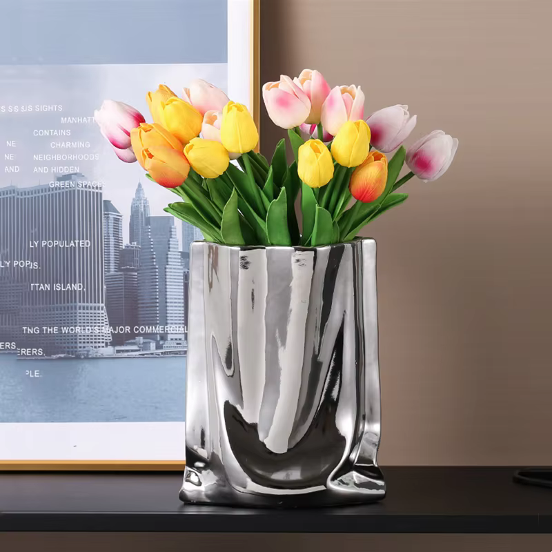 Vase à fleurs en céramique à volants en argent