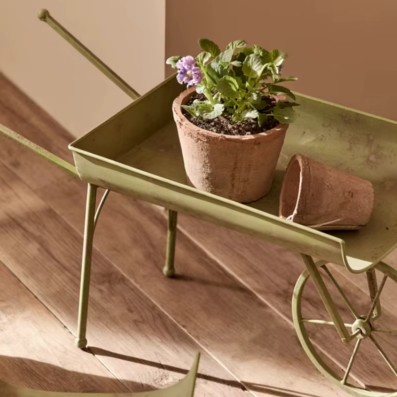 Pots de fleurs en fer vintage