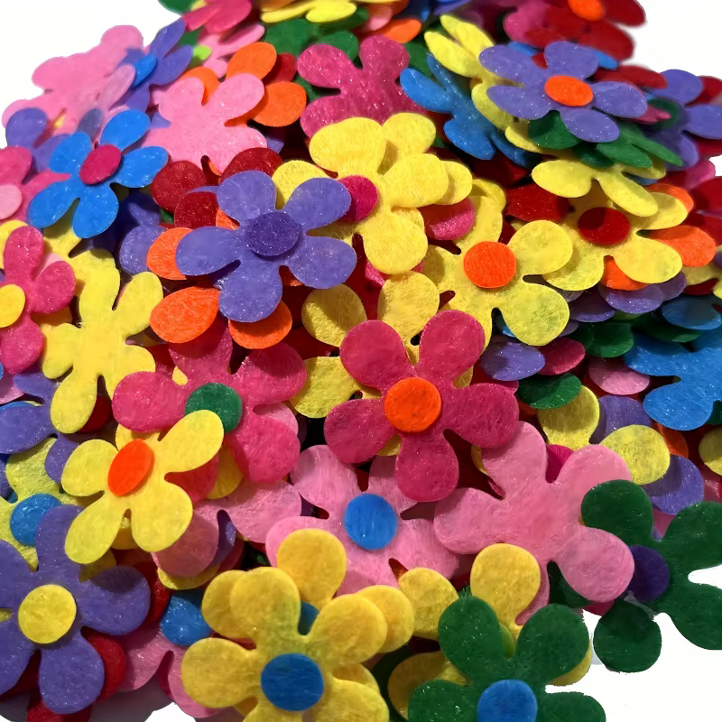 95 fleurs en feutre colorées