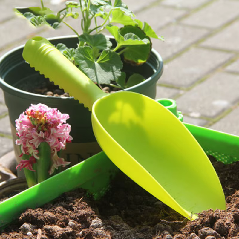 Pelle d'ameublissement du sol pour la plantation de fleurs