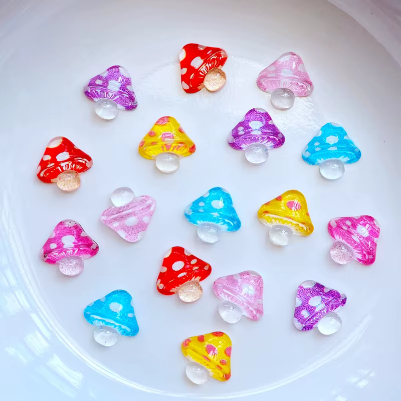 50 pièces Mini figurines artisanales mignonnes en résine de champignon brillant