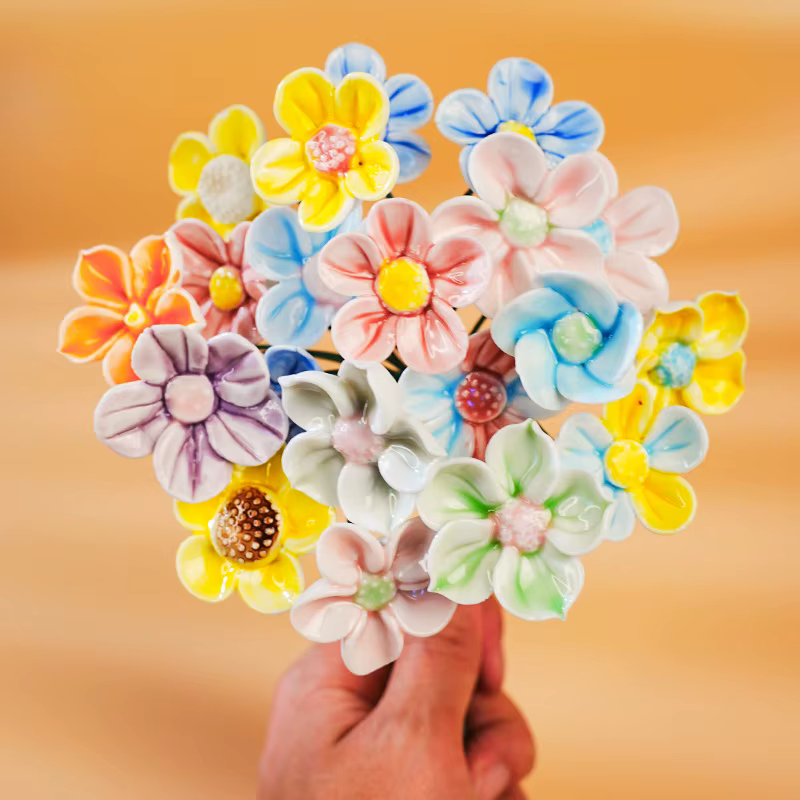 Fleurs en céramique fabriquées à la main