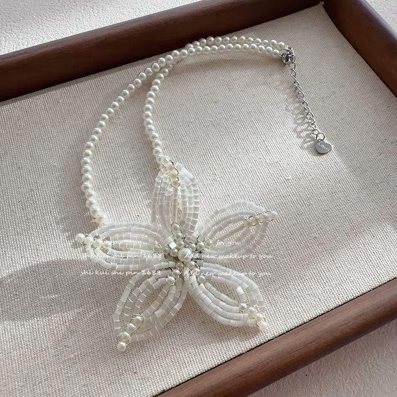 Ensemble de boucles d'oreilles et collier de perles à grandes fleurs faites à la main pour femmes