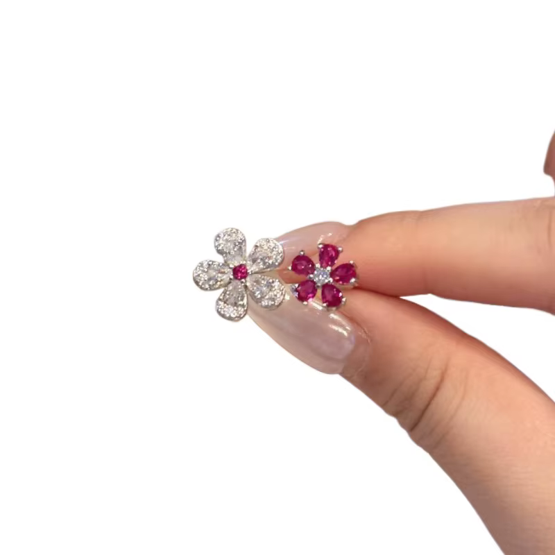 Bagues éblouissantes en argent 925 de haute qualité pour femmes, bagues à fleurs rouges en diamant complet, bijoux légers de luxe et exquis, cadeaux