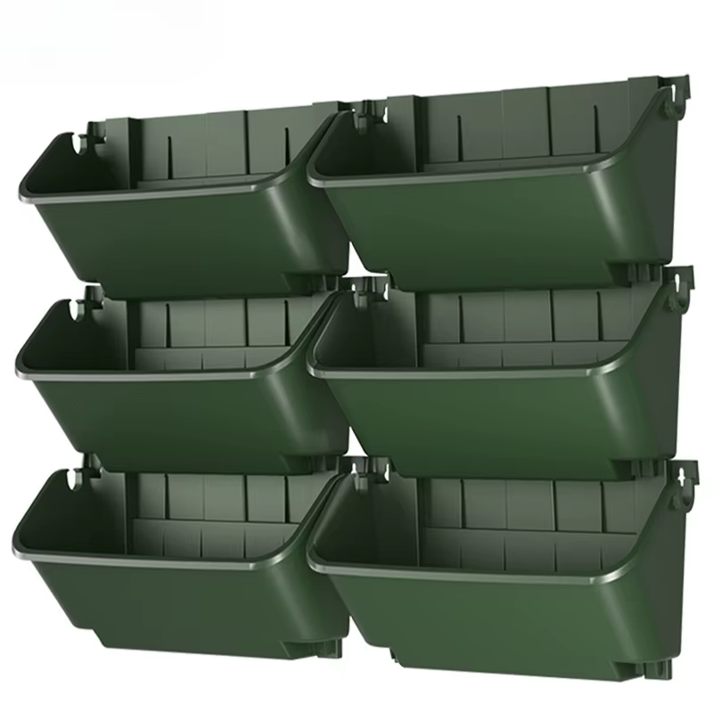 Pots de fleurs en plastique