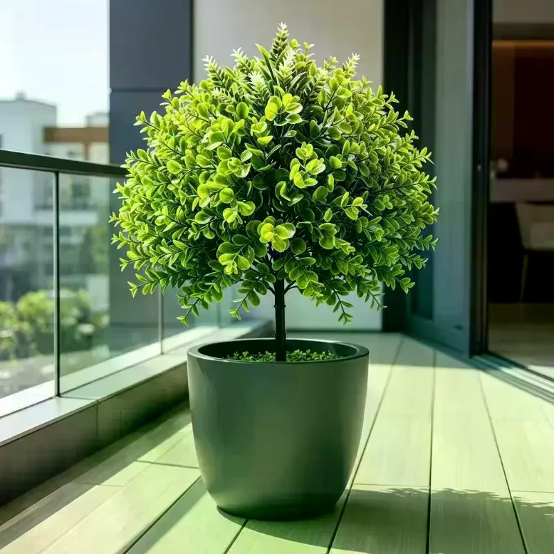 Plantes vertes artificielles sur piquet