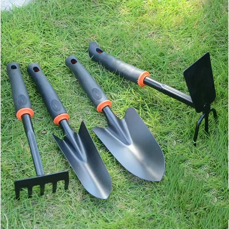 Jardin. Outil de jardinage : mini pelle