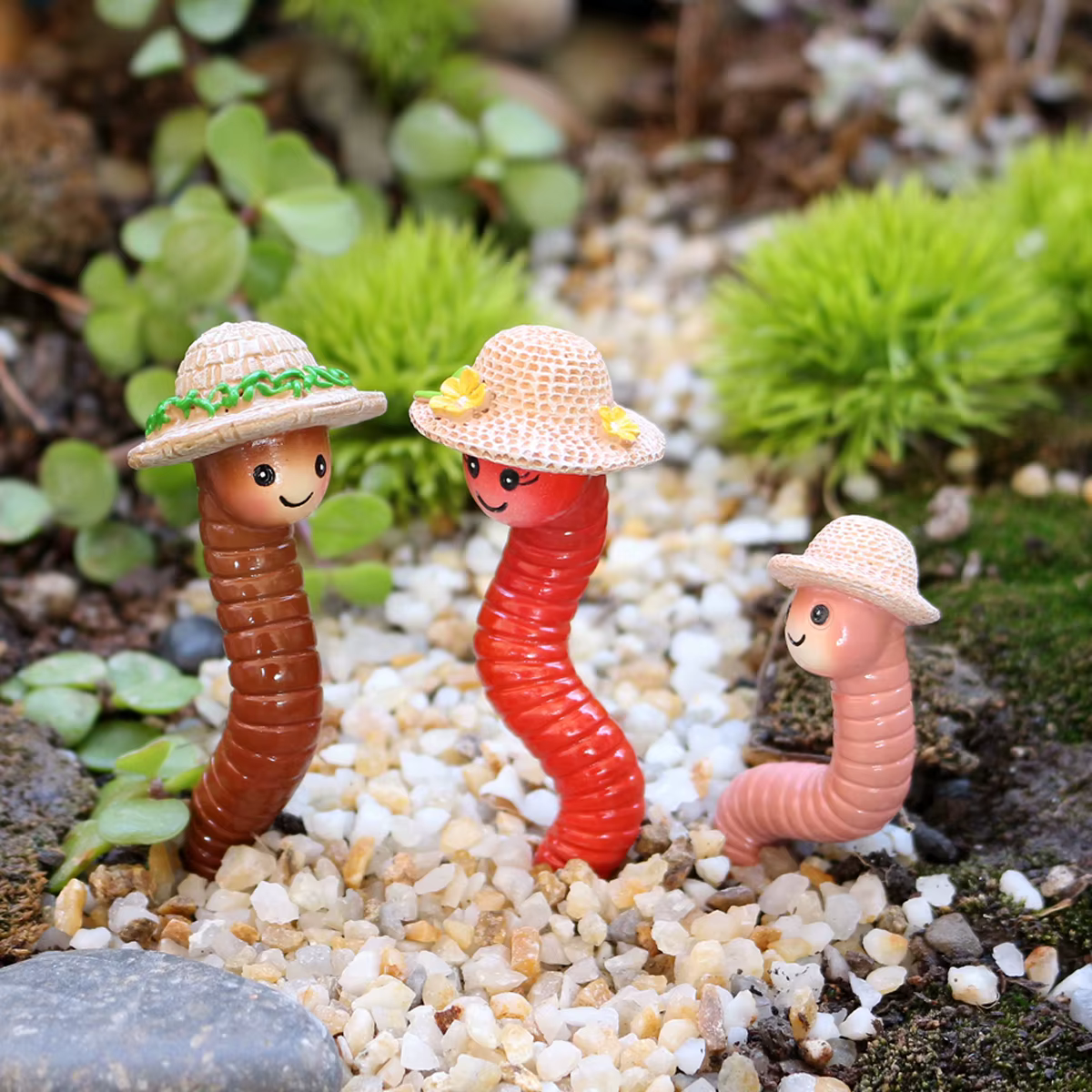 Décorations de pot de fleurs en forme de ver de terre portant un chapeau