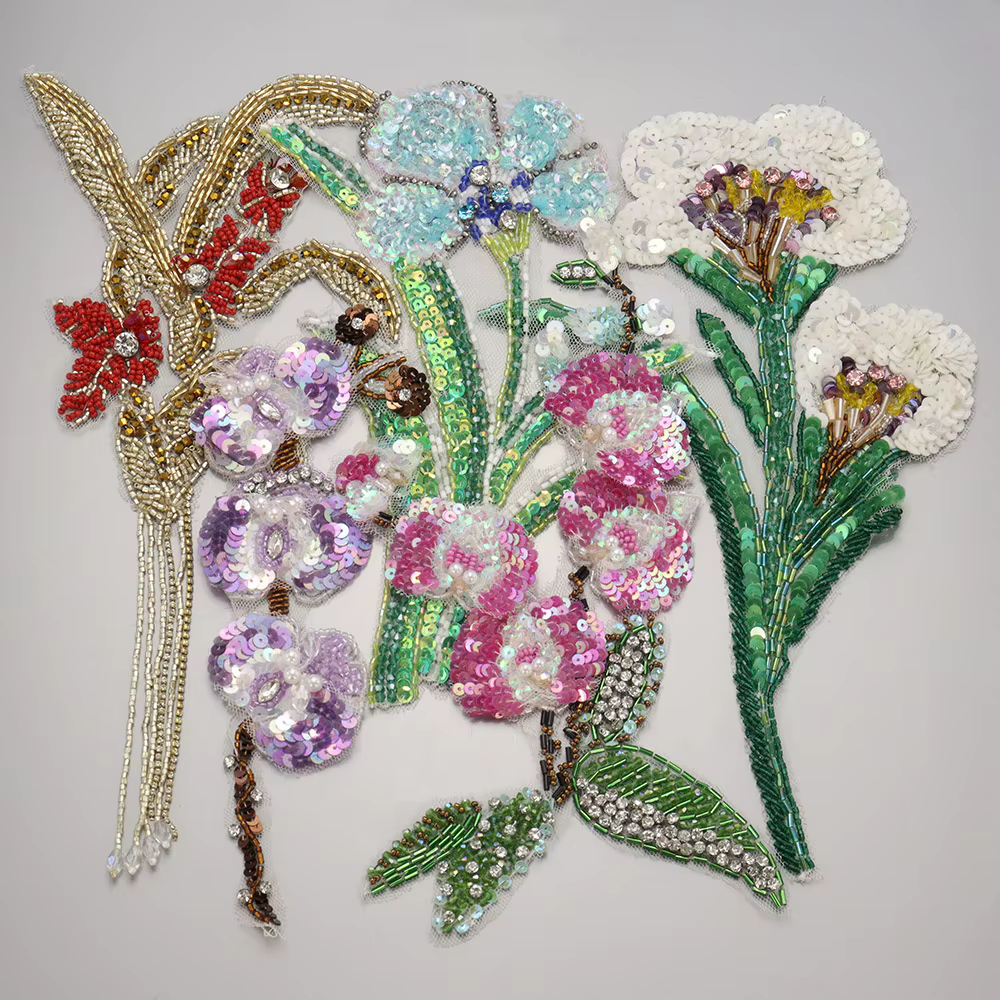 Fleur violette perlée en strass 3D faite à la main