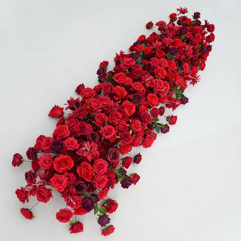 Arrangement de rangées de fleurs de roses rouge bordeaux