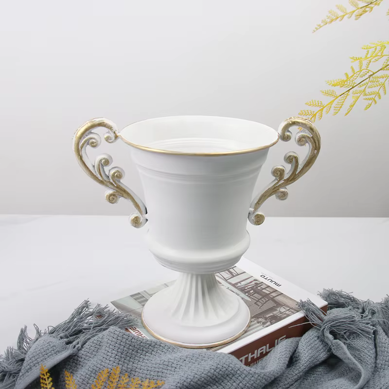 Pot de fleur en fer forgé blanc