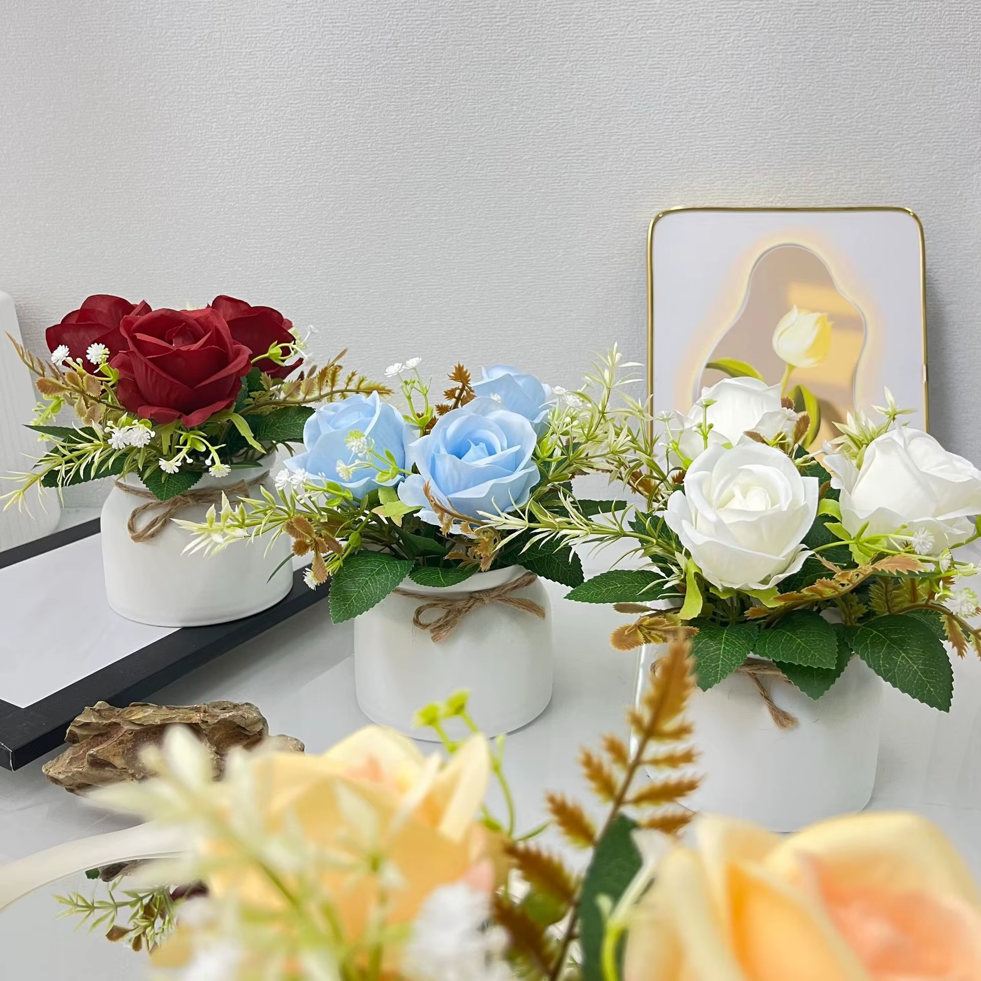 3 roses artificielles, plantes en pot