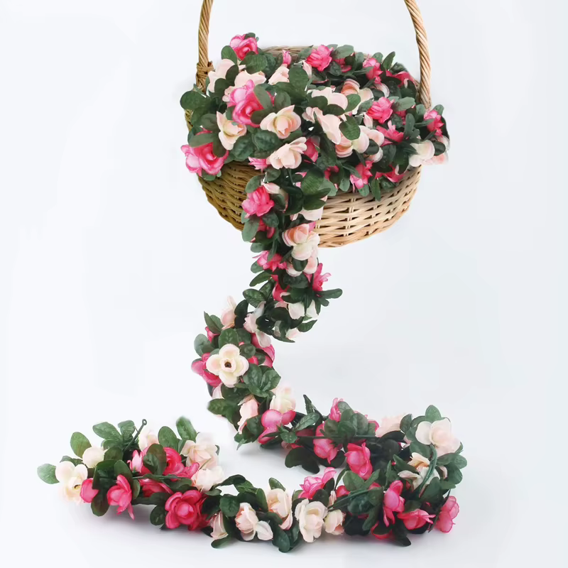Guirxiété de roses et de feuilles vertes artificielles