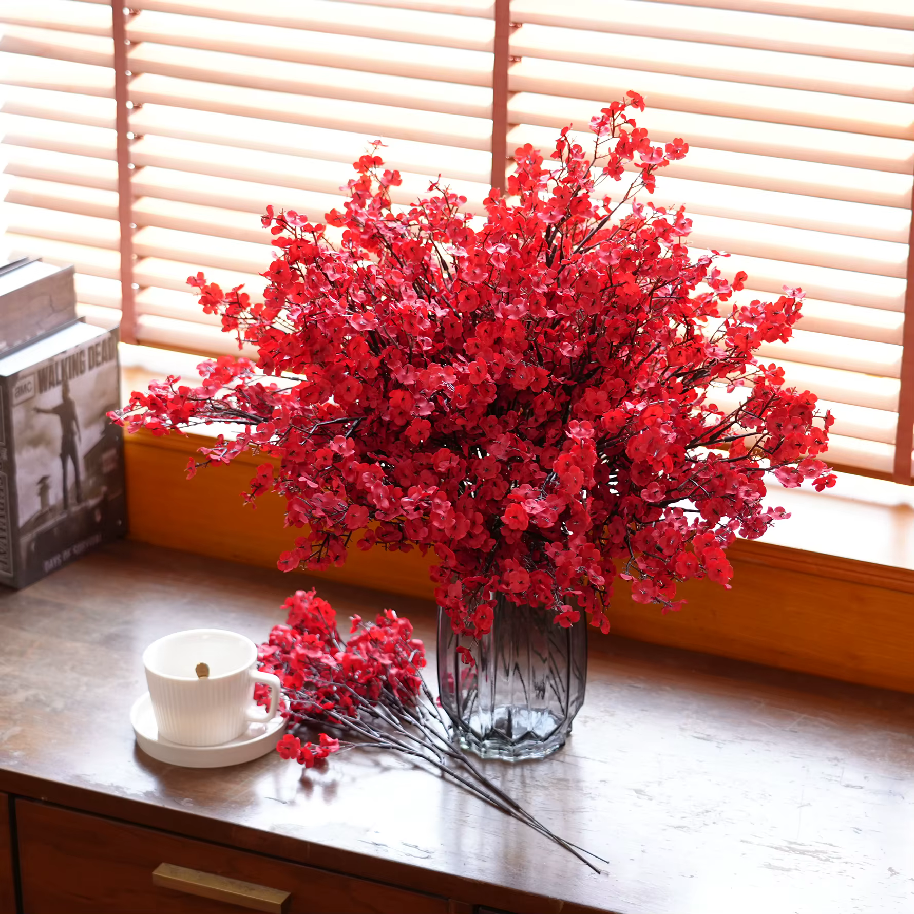 Branche de fleurs de gypsophile rouge romantique pour la décoration de table à la maison