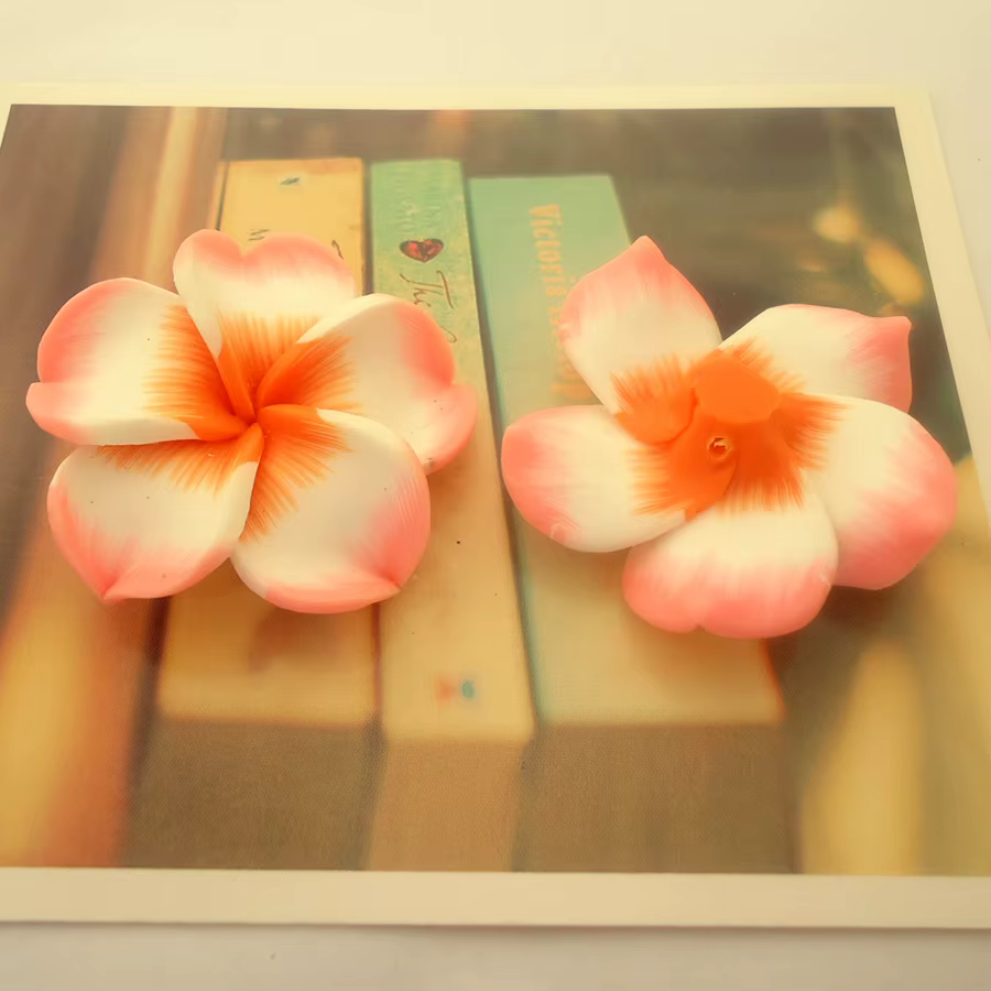 Lot de 10 grandes fleurs de Plumeria Frangipani Rubra en pâte polymère de 40 mm