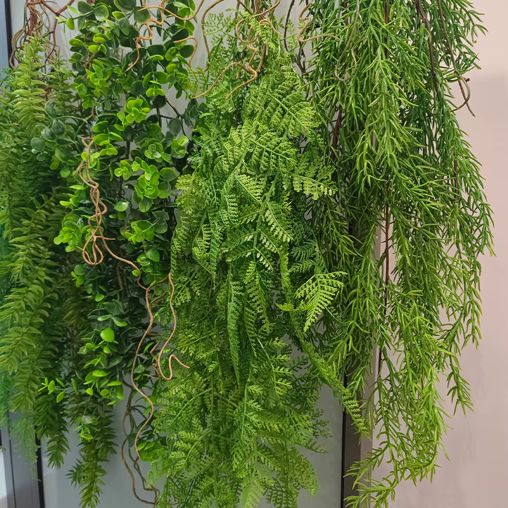 Plante verte suspendue artificielle en rotin