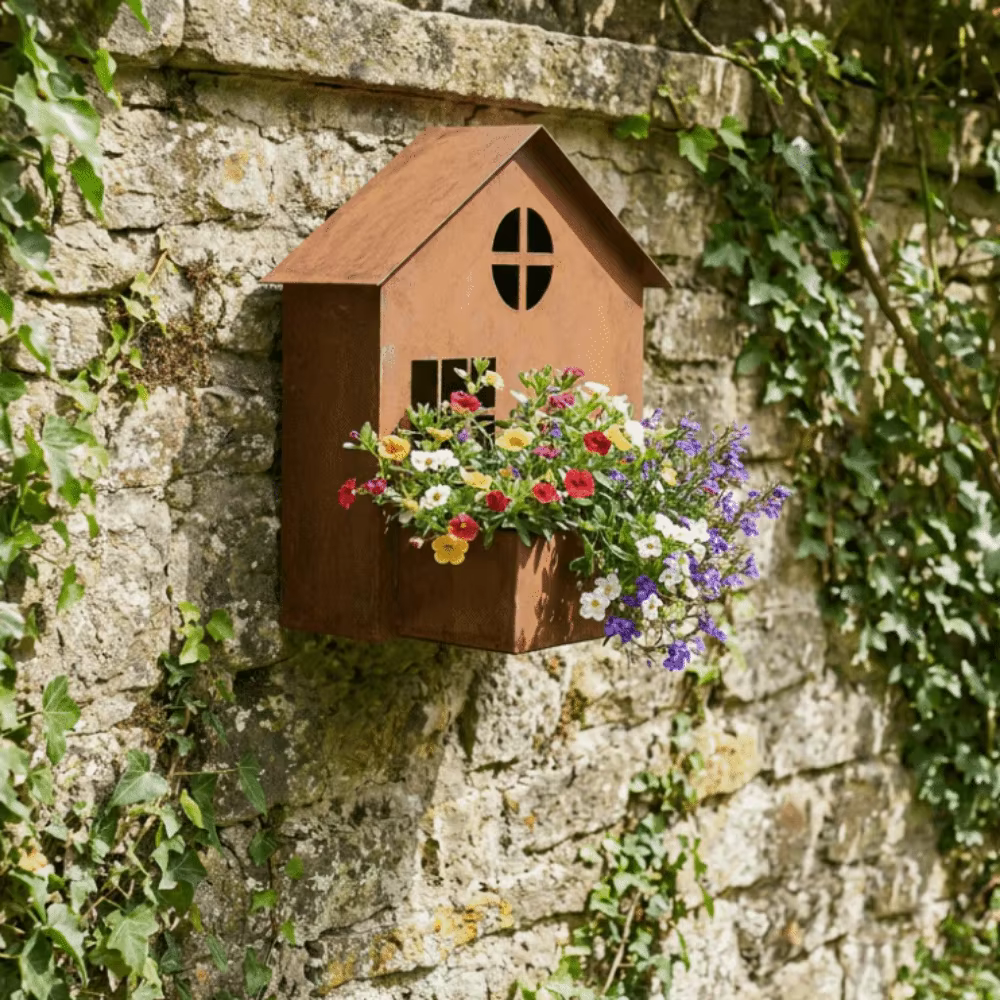 Pot de fleurs décoratif en fer rouillé