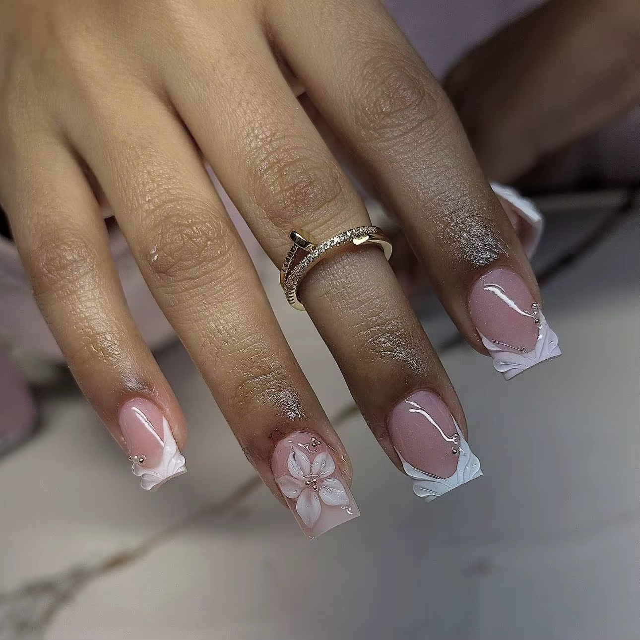Faux ongles 3D pour femmes et filles, style français, blanc, rose, vert, bordure embossée, fleurs, bandes, printemps été, pose facile.