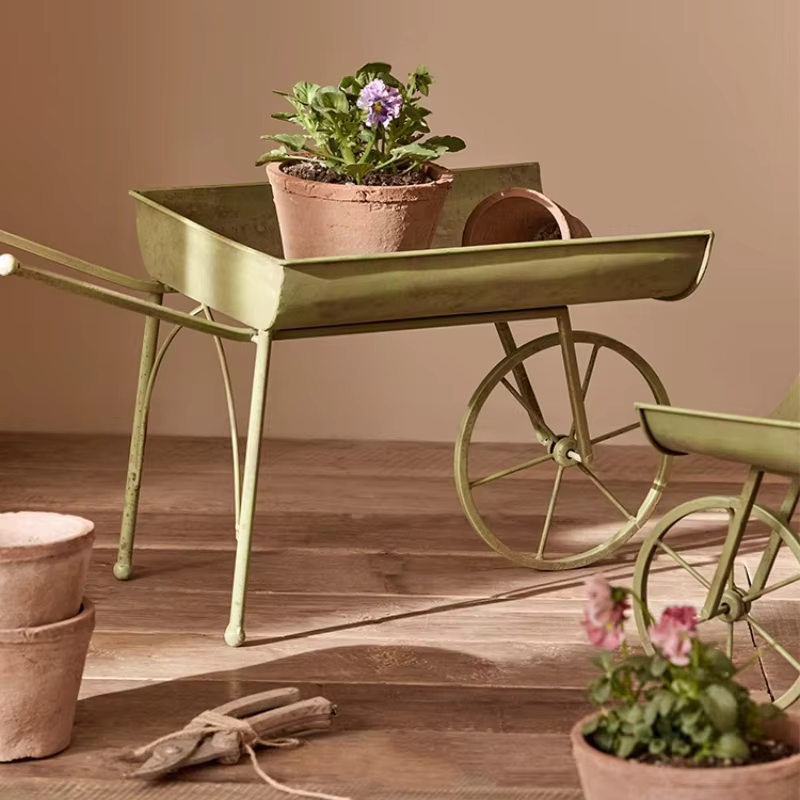 Pots de fleurs en fer vintage