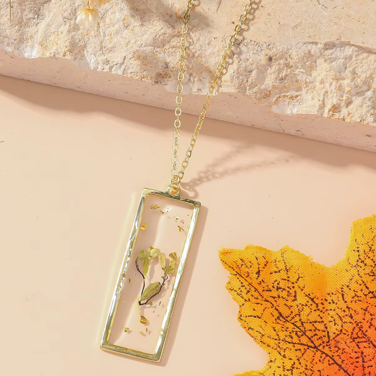 Collier pendentif en fleurs naturelles séchées