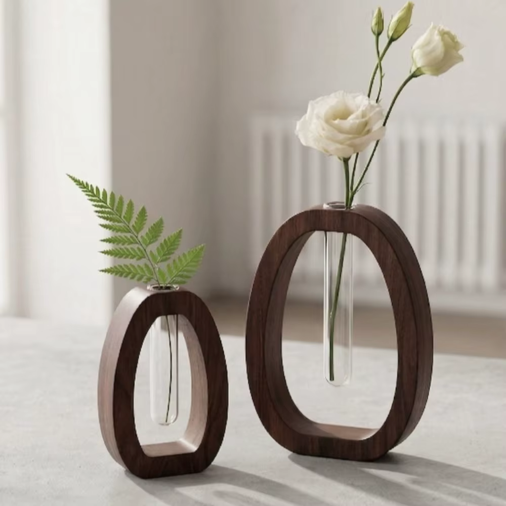 Petit vase en bois simple