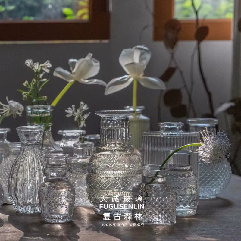 Vase en verre rétro français en relief