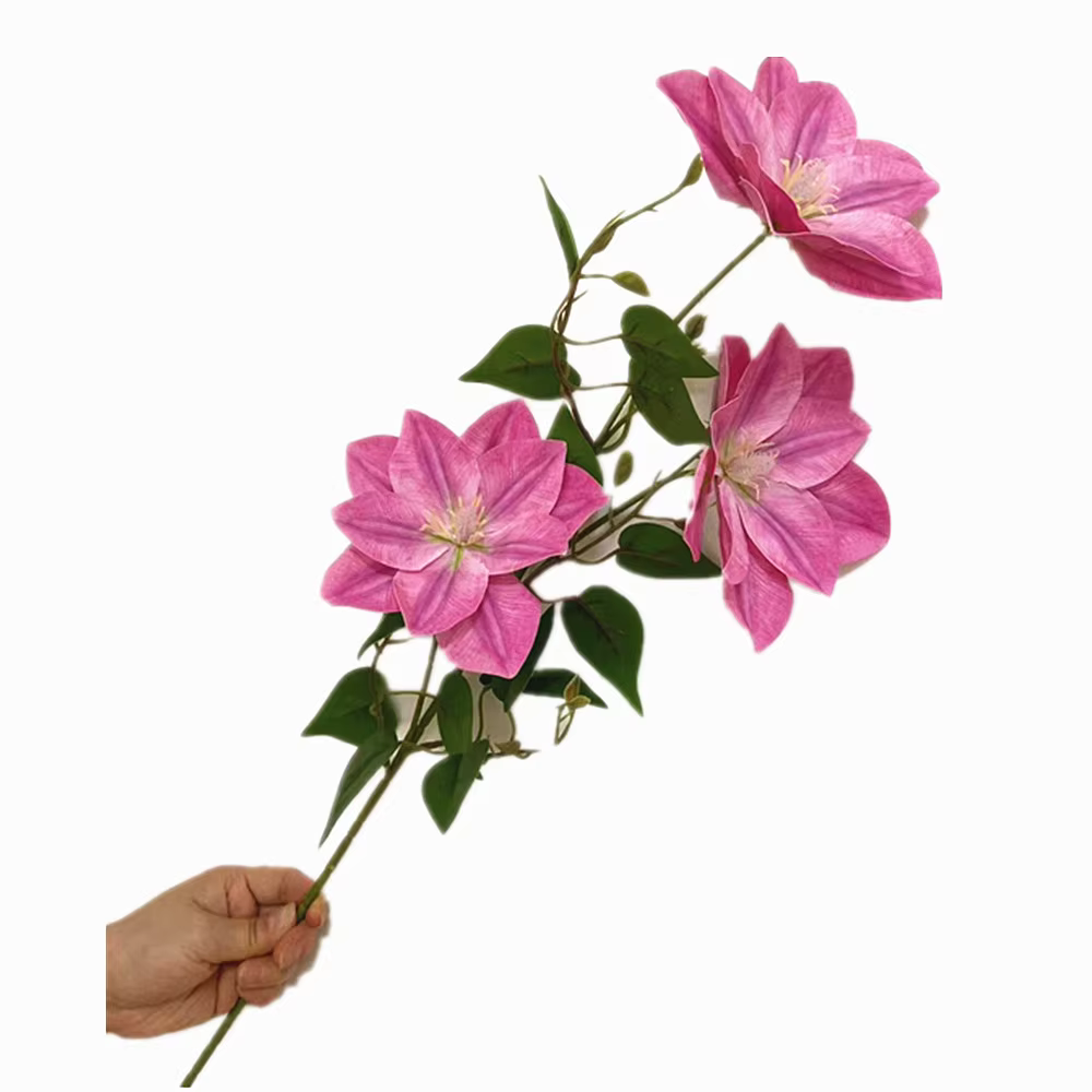 Une branche de fleur de clématites artificielle