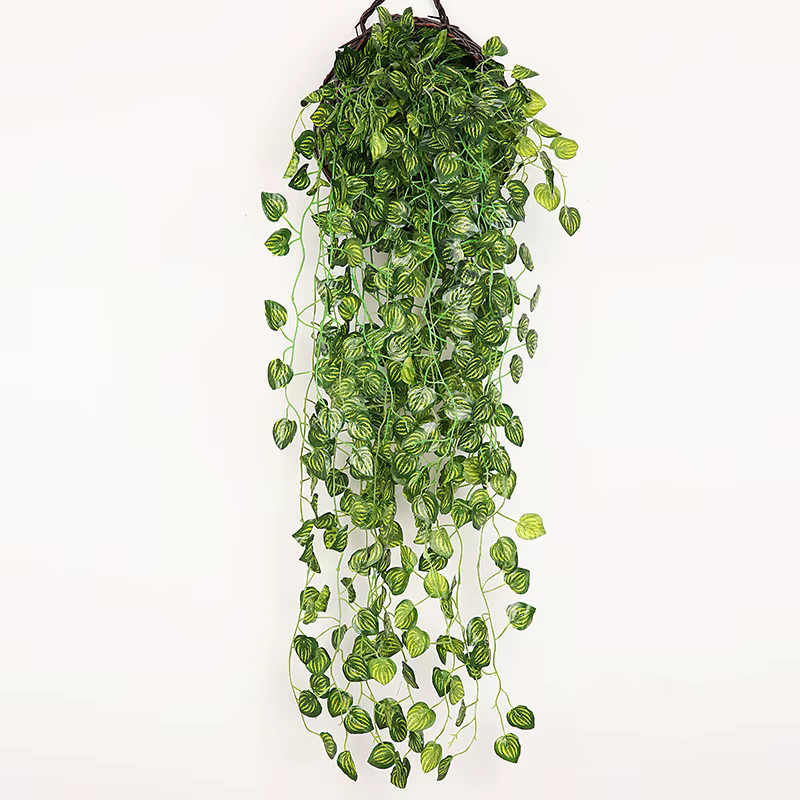 Plantes vertes artificielles suspendues