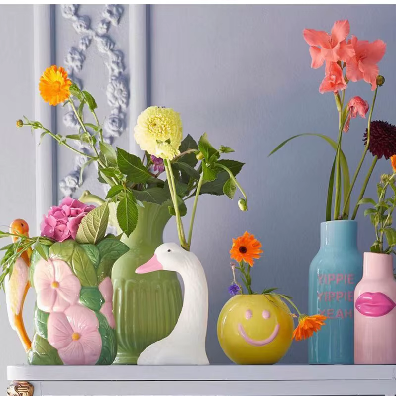 Vase à fleurs rose doré