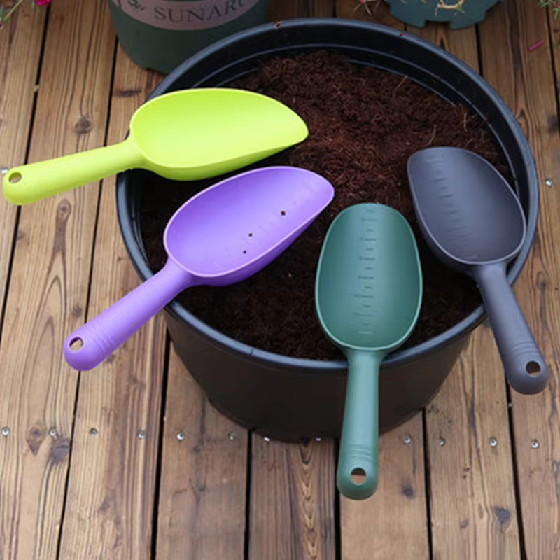 Pelle d'ameublissement du sol pour la plantation de fleurs