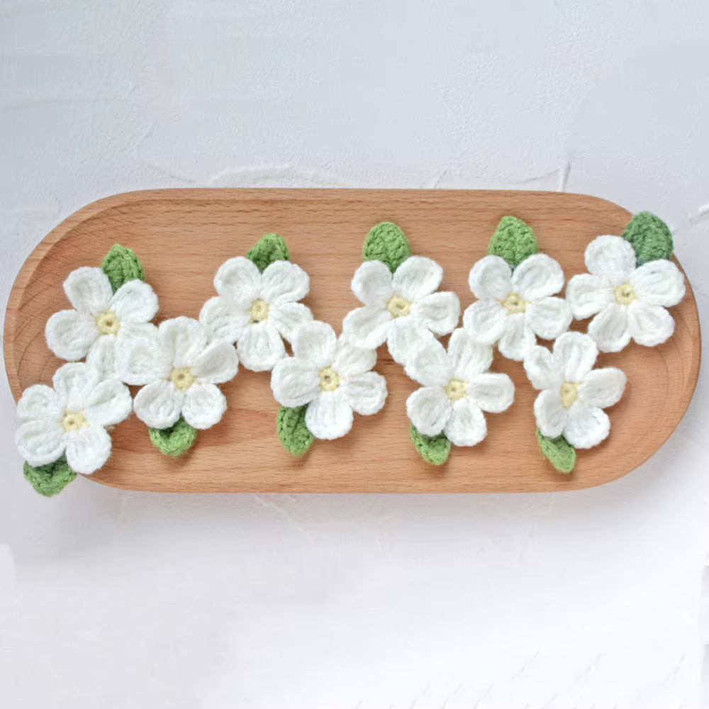 10 pièces de fleurs tricotées à la main de 40 mm avec feuilles pour vêtements de fille