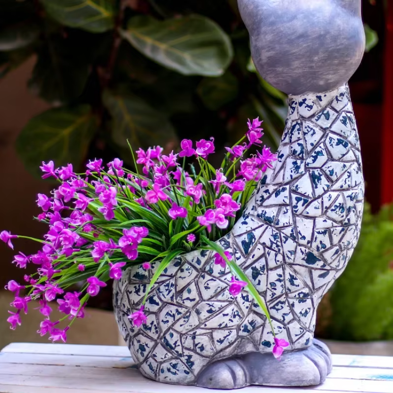 Pot de fleur en forme de chat en plein air