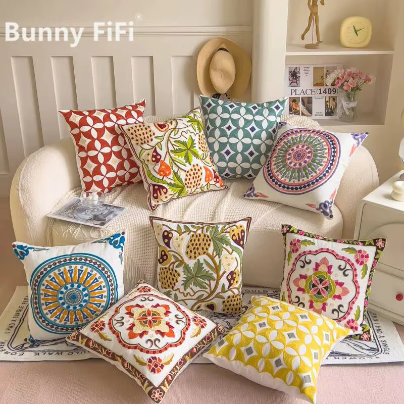Housse de coussin brodée à motif floral