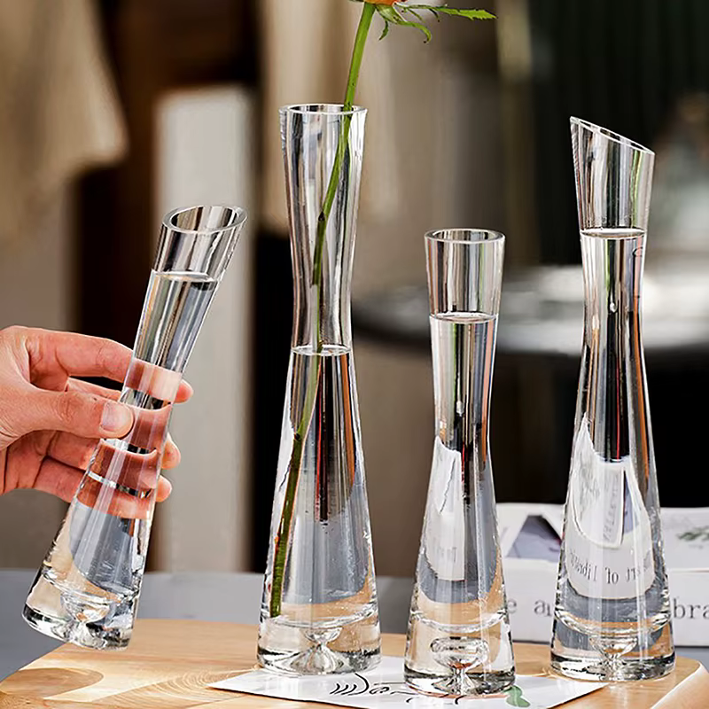 Vase à fleurs en verre transparent