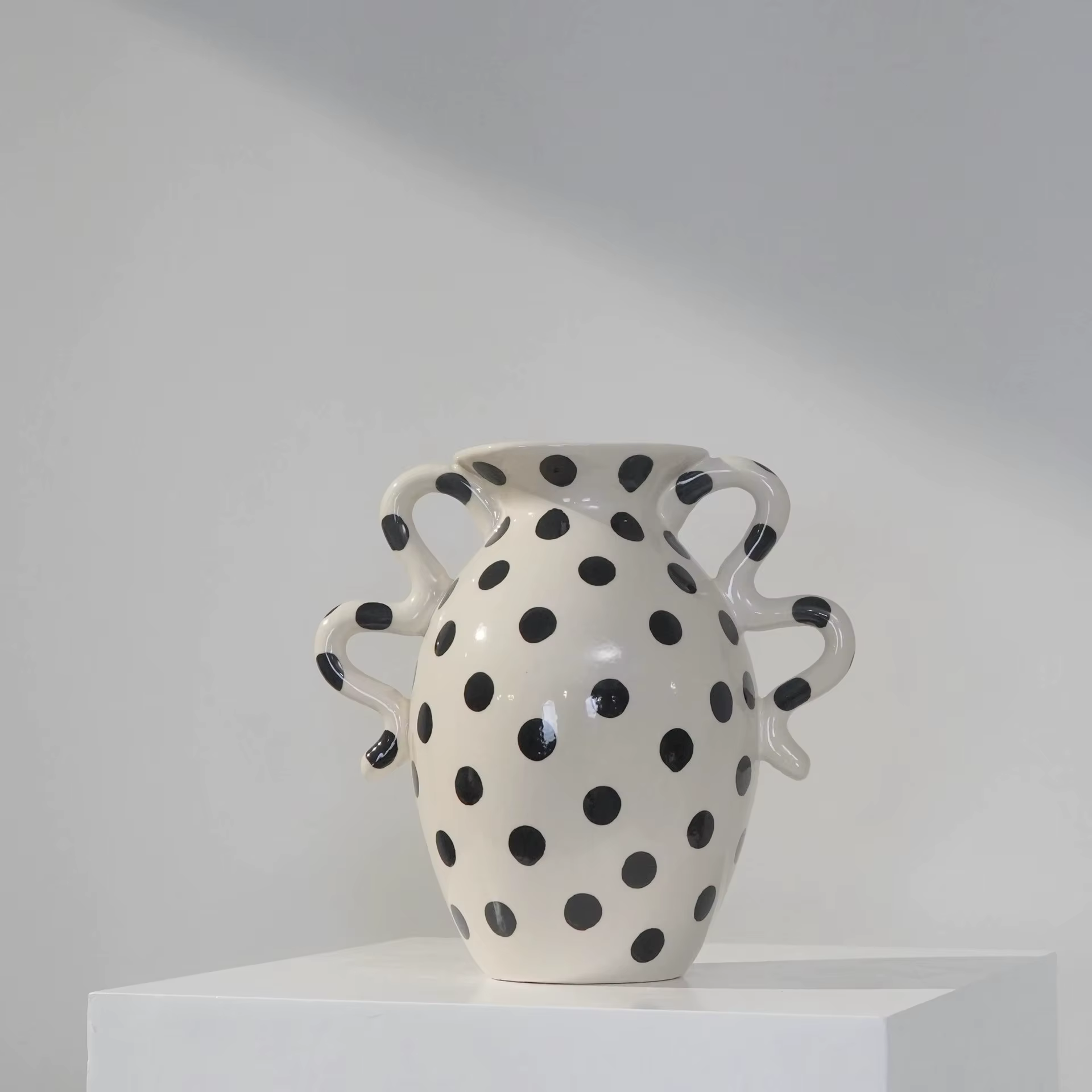 Vase en céramique à pois avec poignée