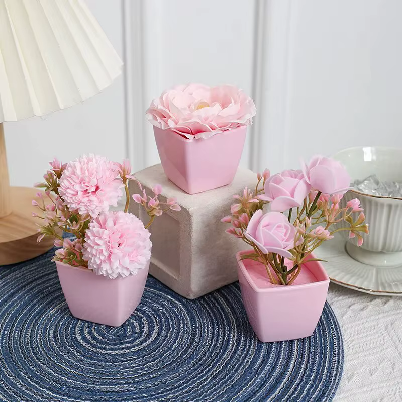 Plante en pot de roses à fleurs simulées
